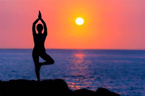 C'est une femme en train de faire un cours de yoga dans le centre ART&SENS.
